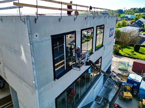 Montage de fenêtres au CAN - Centre d'Affaires Nordstrooss à Marnach